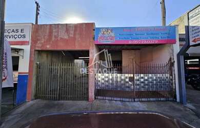 Imagem: A casa possui 4 Dormitórios, 1 Banheiro, 2 Vagas na garagem