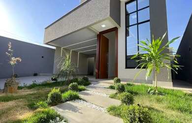 Imagem: A casa possui 3 Dormitórios, 2 Banheiros, 2 Vagas na garagem