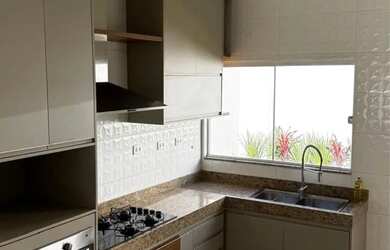 Imagem: A casa possui 3 Dormitórios, 2 Banheiros, 3 Vagas na garagem