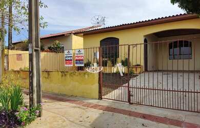 Imagem: A casa possui 3 Dormitórios, 2 Banheiros, 2 Vagas na garagem