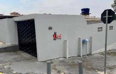 Imagem: A casa possui 3 Dormitórios, 1 Banheiro, 2 Vagas na garagem