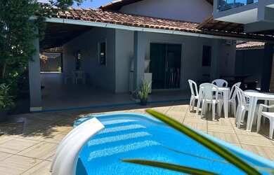 Imagem: A casa possui 4 Dormitórios, Acomodam 15 pessoas e 2 Vagas