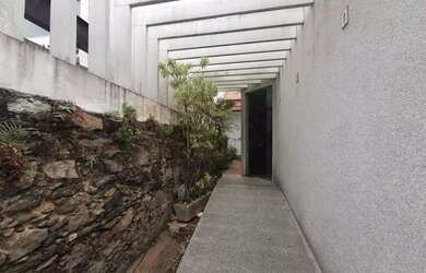 Imagem: A casa possui 4 Dormitórios, 5 Banheiros, 1 Vaga na garagem