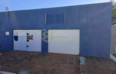 Imagem: A casa possui 3 Dormitórios, 2 Banheiros, 3 Vagas na garagem