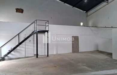 Imagem: O depósito possui 4 Vagas na garagem, 400m² de Área e está