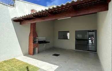 Imagem: A casa possui 3 Dormitórios, 2 Banheiros, 1 Vaga na garagem