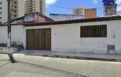 Imagem: A casa possui 2 Dormitórios, 1 Banheiro, 2 Vagas na garagem