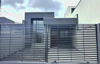 Imagem: A casa possui 3 Dormitórios, 2 Banheiros, 1 Vaga na garagem