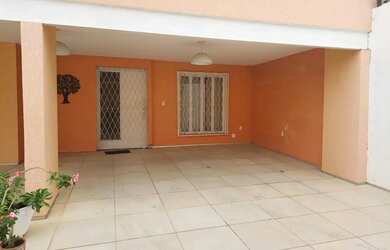 Imagem: A casa possui 4 Dormitórios, 3 Banheiros, 3 Vagas na garagem