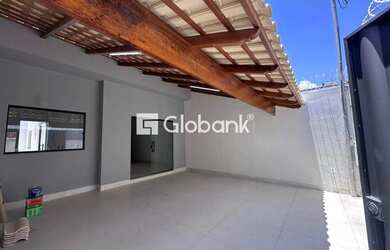 Imagem: A casa possui 3 Dormitórios, 1 Banheiro, 2 Vagas na garagem