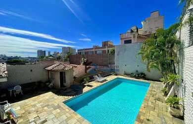 Imagem: A casa possui 4 Dormitórios, 5 Banheiros, 5 Vagas na garagem