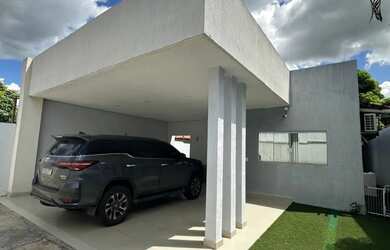 Imagem: A casa possui 4 Dormitórios, 3 Banheiros, 4 Vagas na garagem