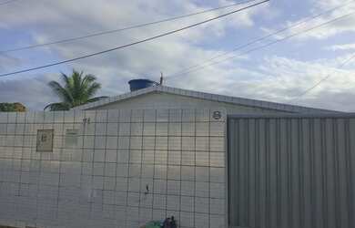 Imagem: A casa possui 2 Dormitórios, 1 Banheiro, 2 Vagas na garagem