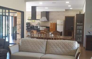 Imagem: A casa em condomínio possui 4 Dormitórios, 5 Banheiros, 2