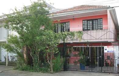 Imagem: A casa possui 5 Dormitórios, 3 Banheiros, 1 Vaga na garagem