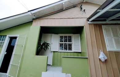 Imagem: A casa possui 4 Dormitórios, 2 Banheiros, 1 Vaga na garagem