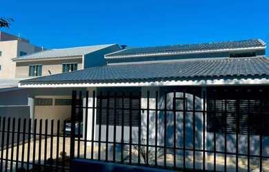 Imagem: A casa possui 5 Dormitórios, 4 Banheiros, 3 Vagas na garagem