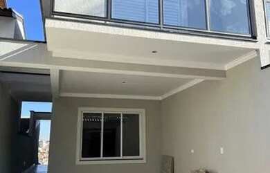 Imagem: A casa possui 3 Dormitórios, 1 Banheiro, 4 Vagas na garagem