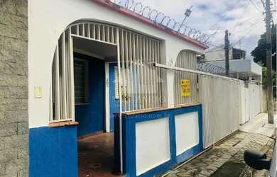 Imagem: A casa possui 3 Dormitórios, 1 Banheiro, 2 Vagas na garagem