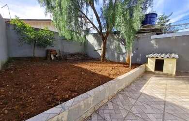 Imagem: A casa possui 3 Dormitórios, 2 Banheiros, 1 Vaga na garagem