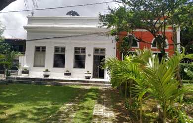 Imagem: A casa possui 2 Dormitórios, 3 Banheiros, 1 Vaga na garagem