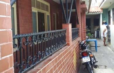 Imagem: A casa possui 2 Dormitórios, 2 Banheiros, 1 Vaga na garagem