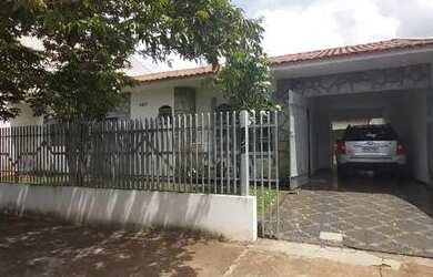 Imagem: A casa possui 4 Dormitórios, 3 Banheiros, 4 Vagas na garagem