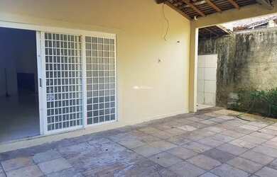 Imagem: A casa possui 3 Dormitórios, 1 Banheiro, 2 Vagas na garagem