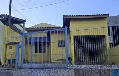 Imagem: A casa possui 3 Dormitórios, 2 Banheiros, 2 Vagas na garagem