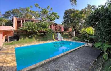 Imagem: A casa possui 4 Dormitórios, 4 Banheiros, 2 Vagas na garagem