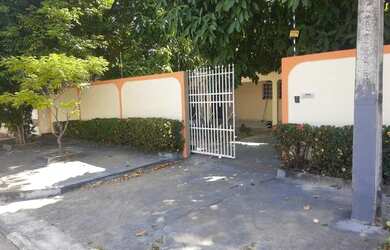 Imagem: A casa possui 2 Dormitórios, 2 Banheiros e 4 Vagas na garagem