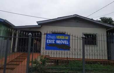 Imagem: A casa possui 3 Dormitórios, 1 Banheiro, 3 Vagas na garagem