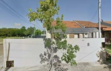 Imagem: A casa possui 2 Dormitórios, 1 Banheiro, 2 Vagas na garagem