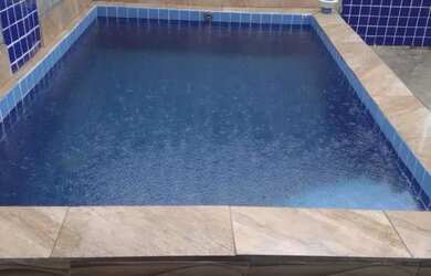 Imagem: A casa possui 1 Dormitório, 1 Banheiro, 1 Vaga na garagem