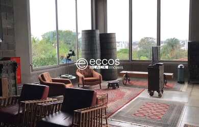 Imagem: A casa possui 4 Dormitórios, 5 Banheiros, 4 Vagas na garagem