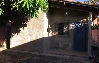 Imagem: A casa possui 2 Dormitórios, 1 Banheiro, 1 Vaga na garagem