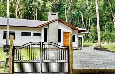 Imagem: A casa possui 3 Dormitórios, 3 Banheiros, 5 Vagas na garagem