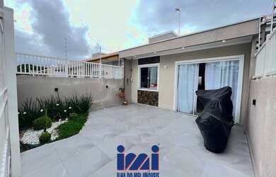 Imagem: A casa possui 2 Dormitórios, 1 Banheiro, 2 Vagas na garagem