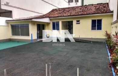 Imagem: O depósito possui 5 Vagas na garagem, 200m² de Área e está