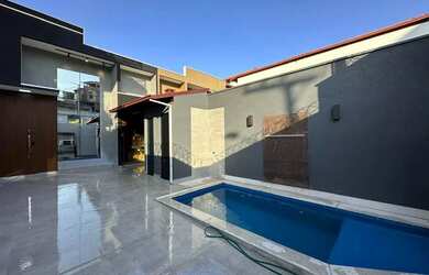 Imagem: A casa possui 3 Dormitórios, 2 Banheiros, 2 Vagas na garagem