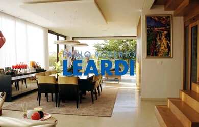 Imagem: A casa em condomínio possui 4 Dormitórios, 4 Banheiros, 3