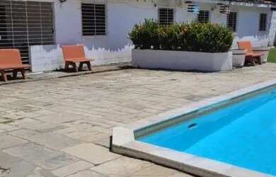 Imagem: A casa possui 4 Dormitórios, Acomodam 15 pessoas, 2 Vagas na