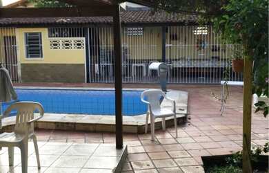 Imagem: A casa possui 4 Dormitórios, 4 Banheiros, 4 Vagas na garagem