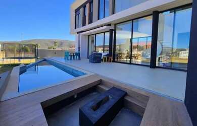 Imagem: A casa possui 4 Dormitórios, 5 Banheiros, 2 Vagas na garagem