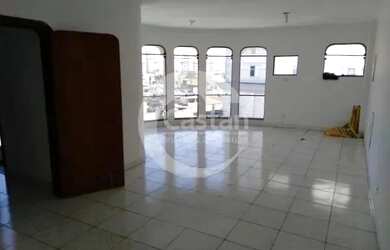 Imagem: O depósito possui 5 Vagas na garagem e 354m² de Área e está