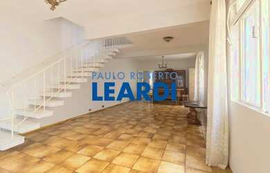 Imagem: A casa possui 3 Dormitórios, 4 Banheiros, 3 Vagas na garagem