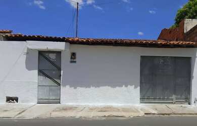 Imagem: A casa possui 3 Dormitórios, 1 Banheiro, 1 Vaga na garagem