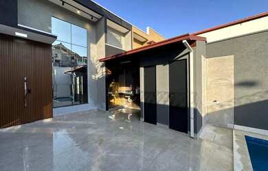 Imagem 2: Casa baixa com piscina a venda no bairro de Lourdes - Governador Valadares - MG