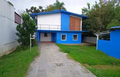 Imagem: A casa possui 1 Dormitório, 3 Banheiros, 4 Vagas na garagem