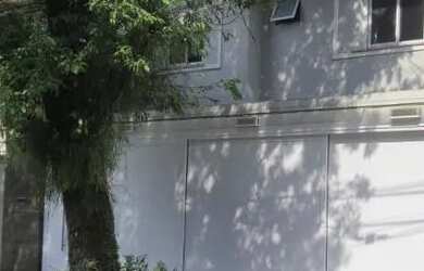 Imagem: A casa possui 2 Dormitórios, 2 Banheiros, 2 Vagas na garagem